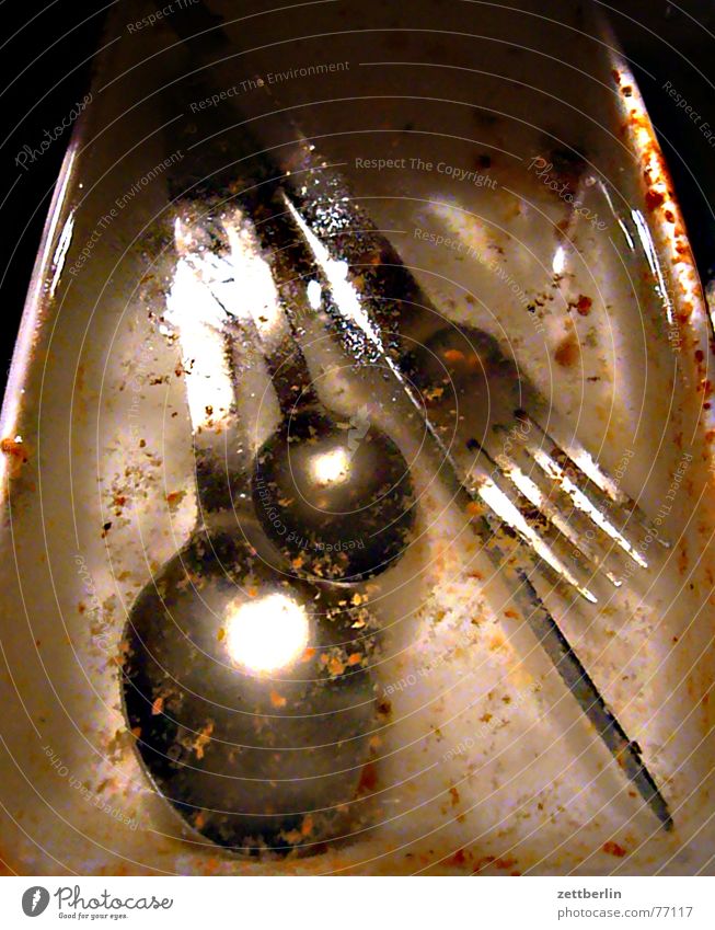 Lasagne Mittag Rest Geschirrspülen Löffel Gabel Küche Kosmetik Ernährung Messer reflektion Wasser wohngeminschaft küchenplan das bisschen haushalt eva herman