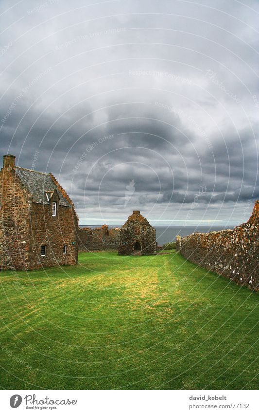 Ruine in Schottland Wolken Sturm Stimmung Meer Haus Wiese Licht verfallen Wahrzeichen Denkmal historisch Regen Himmel Wetter Aussicht Gewitter Schatten Mauer