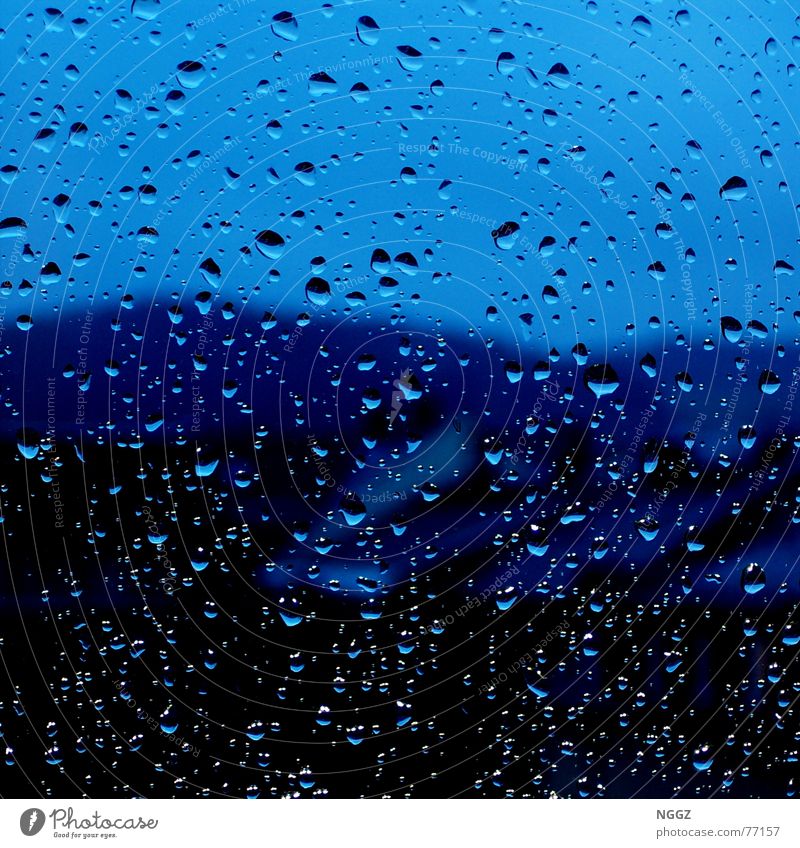 Blick aus dem Fenster ertrinkt im Regen Fensterscheibe Haus Gegenteil Hoffnung Innenaufnahme Langzeitbelichtung Auslöser Wasser Wassertropfen schön resignation