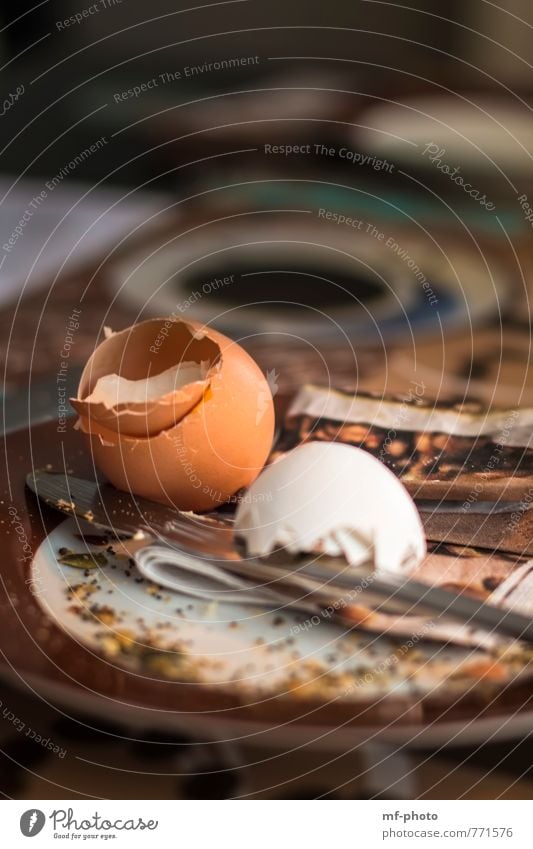 Frohes Frühstück Lebensmittel Ei Ernährung Teller Messer orange Farbfoto Innenaufnahme Menschenleer Unschärfe