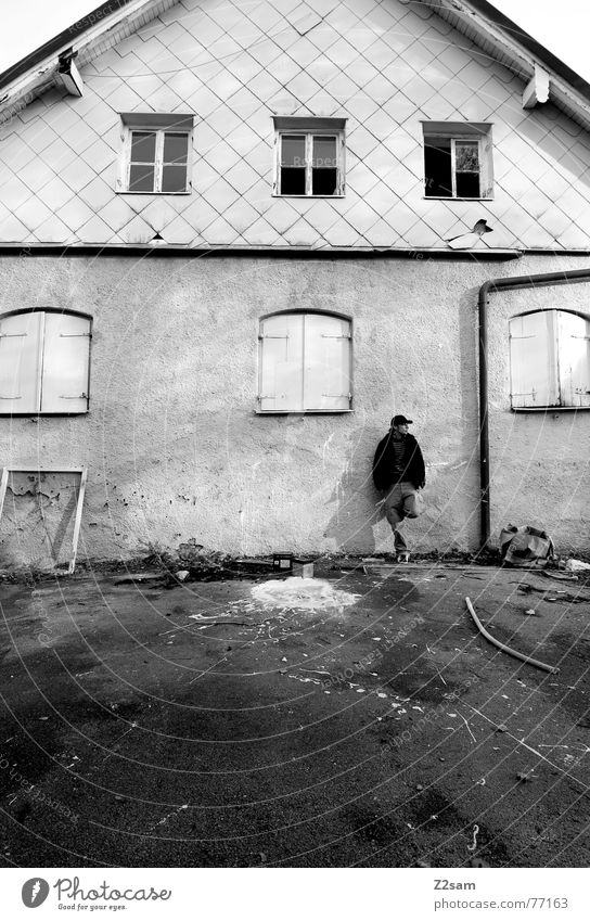 before the old baker II Haus stehen spritzen Fleck weiß streichen Fenster Fensterrahmen Mann 6 Farbe malern alt Mensch Schwarzweißfoto scharz/weiss