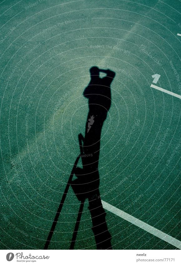 | im einsatz | Fotograf Asphalt Parkplatz Arbeit & Erwerbstätigkeit Fotografieren Schatten Silhouette Leiter Schilder & Markierungen arbeitsalltag