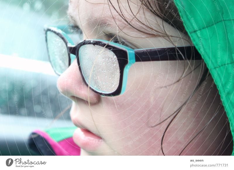 In den Regen gekommen ... Gesicht Wassertropfen Klima Wetter schlechtes Wetter Brille Kapuze Haare & Frisuren Ausdauer Durchblick beobachten frieren nass grün