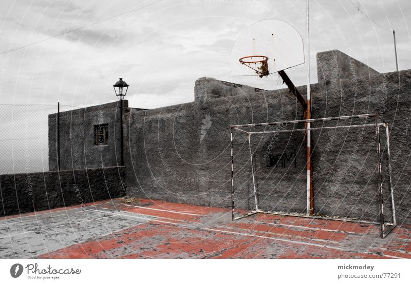 basketballcourt La Palma Platz Mauer Basketball trashig alt football