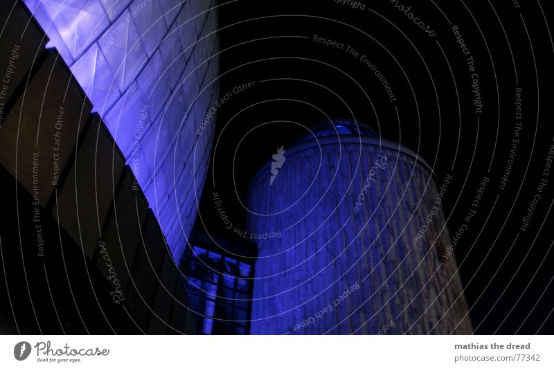 ? Planetarium Haus Gebäude Nacht Licht Froschperspektive Fassade Prenzlauer Berg kacheln fliesen lichtinstalation Turm Kugel blau