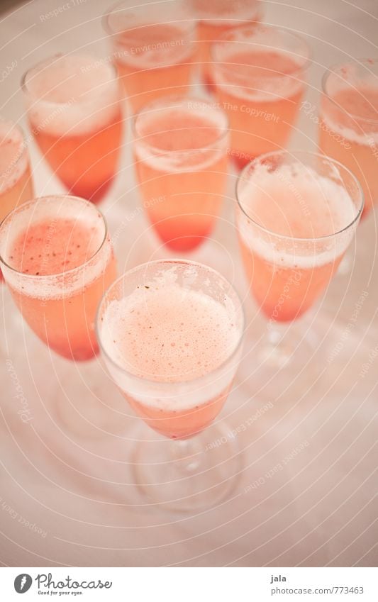 2000 | zur feier des tages gibt's süße aperitifs Frucht Getränk Alkohol Sekt Prosecco erdbeersekt Glas Sektglas Party Veranstaltung Restaurant Bar Cocktailbar
