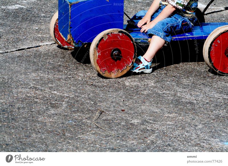 hot-wheels - traum auf grau Freude Spielen Kind Kleinkind Junge Stein Beton Holz kalt klein blau rot kindlich Spielzeugrennwagen Unbekümmertheit hart Zoomeffekt