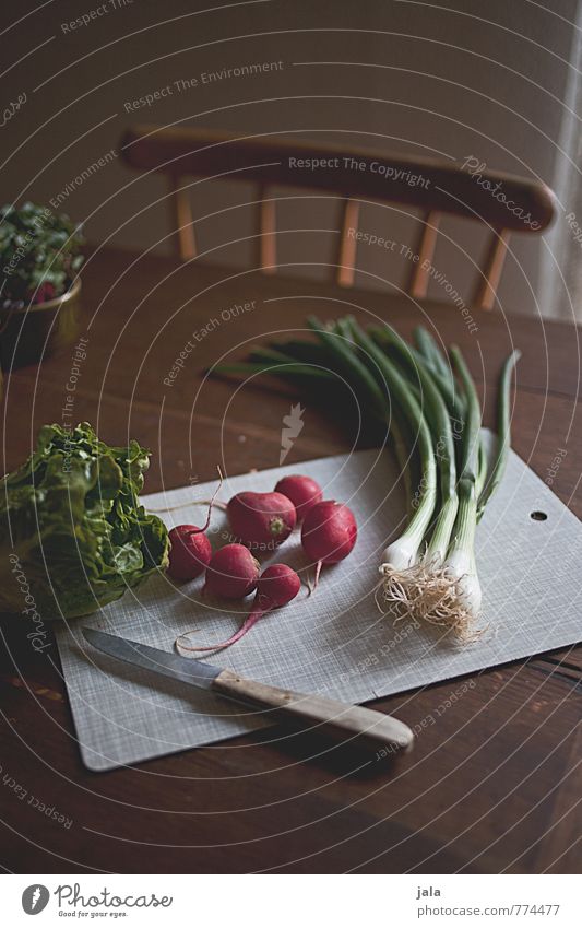 zutaten Lebensmittel Gemüse Salat Salatbeilage Radieschen Lauchzwiebel Ernährung Bioprodukte Vegetarische Ernährung Messer Schneidebrett Gesunde Ernährung