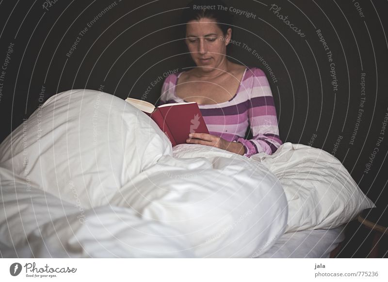 lesen Zufriedenheit Erholung ruhig Häusliches Leben Wohnung Bett Bettdecke Mensch feminin Frau Erwachsene 1 30-45 Jahre Buch liegen sportlich schön Farbfoto