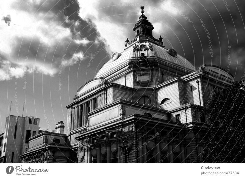 British Weather Haus Kuppeldach Schwarzweißfoto Wolken dunkel England schwarz London Himmel Ferien & Urlaub & Reisen historisch Architektur trist Firmament