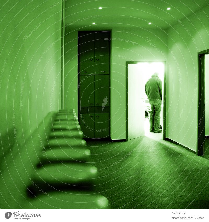 Arbeit im Grünen Licht Gegenlicht Mitarbeiter Schrank grün Jacke Wand Teppich Pause Arbeit & Erwerbstätigkeit unpersönlich kalt Heizkörper Mensch Tür