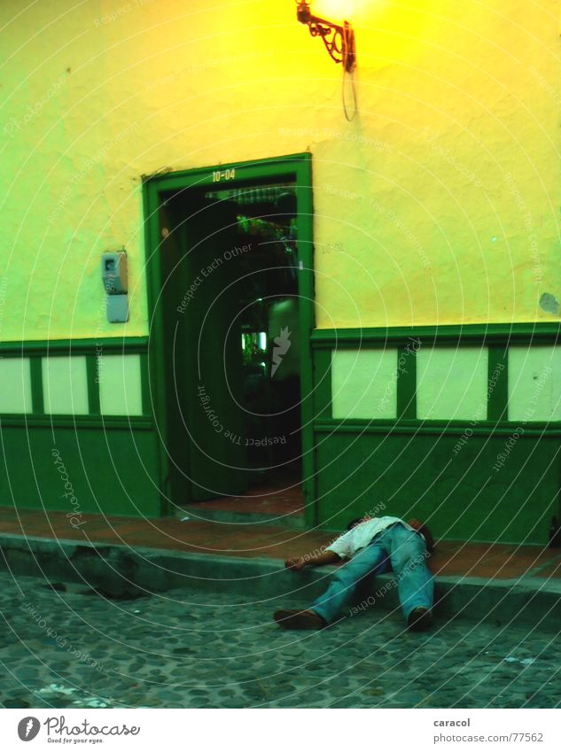 Siesta Mann schlafen Alkoholisiert Haus gelb grün Kolumbien Straße Tür man sleep sleeping drunken door colombia