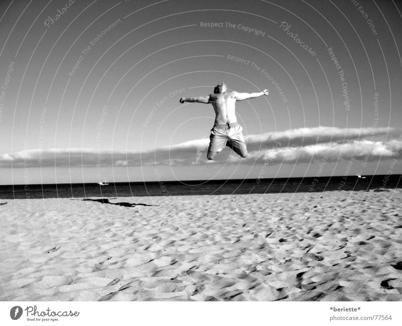 Freiheit 1 Mann springen Ferien & Urlaub & Reisen Badehose Strand Physik Sommer Meer nass salzig Sand Wärme Muskulatur Himmel blau Freude Schwarzweißfoto