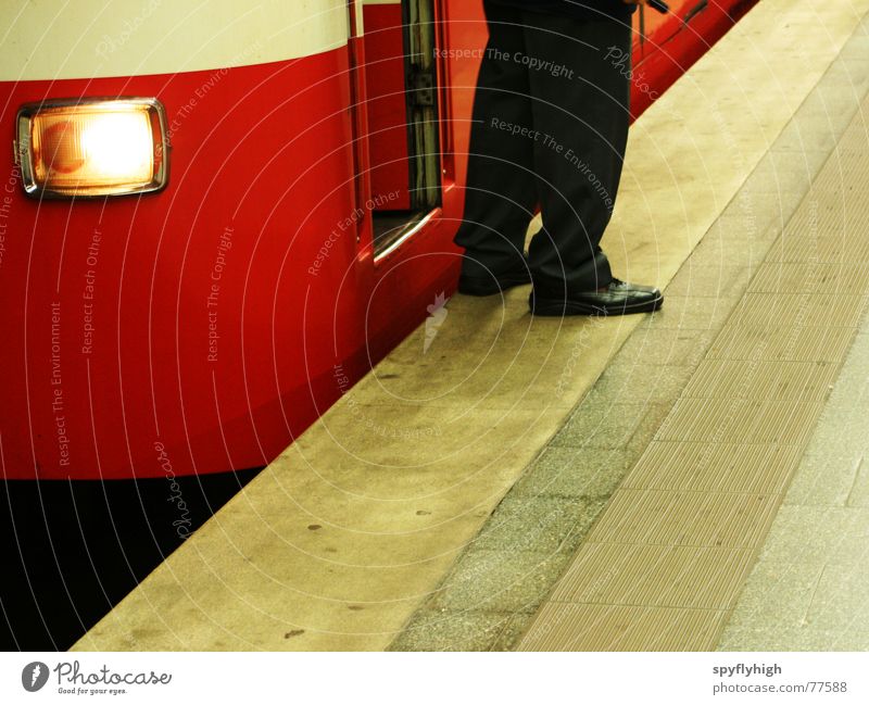 Auf Durchreise U-Bahn Uniform Schuhe rot stoppen Beton Fuß u-bahnsteig Scheinwerfer U-Bahnstation