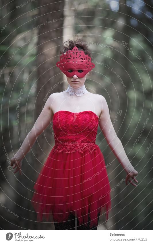 errötet Karneval Mensch feminin Frau Erwachsene 1 Wald Kleid Maske rot mystisch Tüll Farbfoto Außenaufnahme Oberkörper Vorderansicht