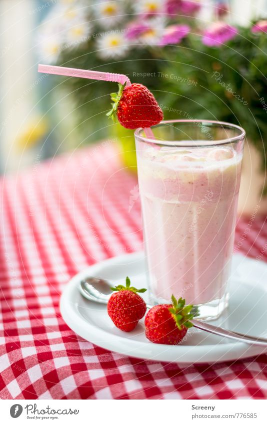 Erdbeerig Lebensmittel Frucht Dessert Erdbeeren trinken Erfrischungsgetränk Erdbeer Shake Teller Glas Trinkhalm Löffel kalt grün rosa rot weiß lecker Tisch