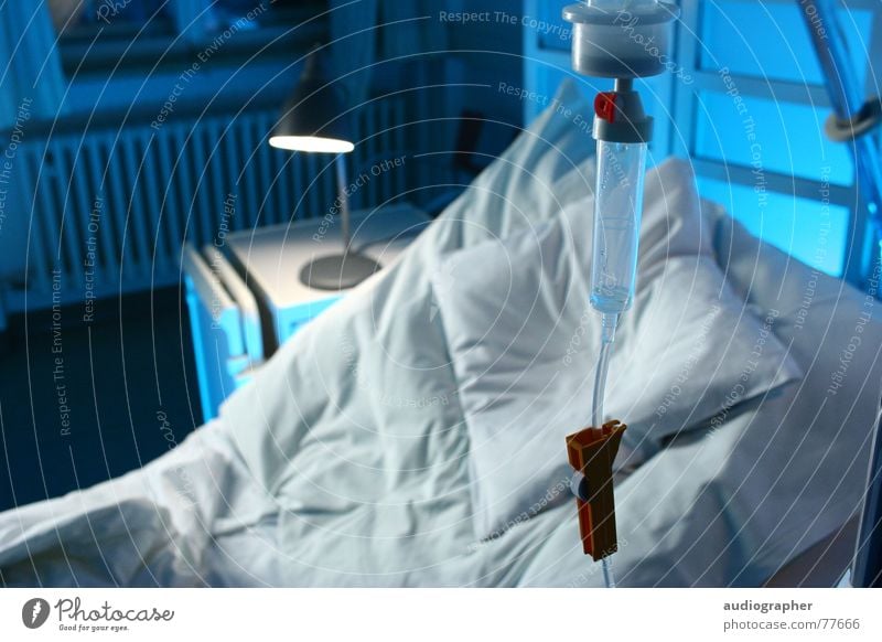 ausgeflogen kalt Einsamkeit leer weiß Bett Krankenhaus Krankheit Tropf Gesundheitswesen Medikament Trauer Raum hell blau Wassertropfen infusion Innenaufnahme