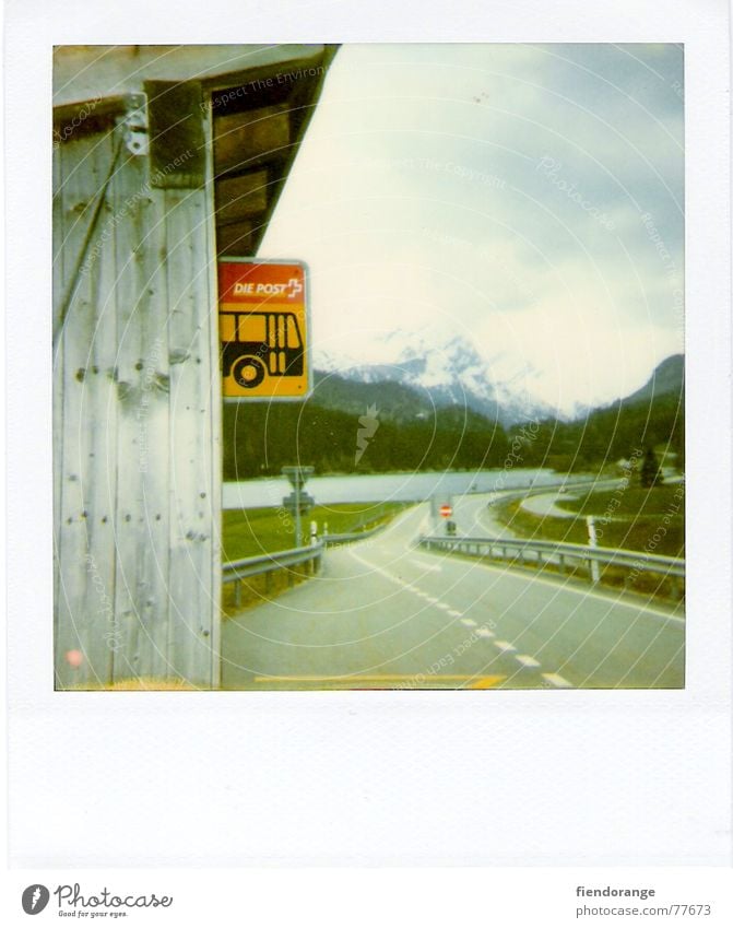 denk dra lüt a Schweiz Bushaltestelle See Luft Schilder & Markierungen Straße Berge u. Gebirge schnee:einsamkeit Polaroid