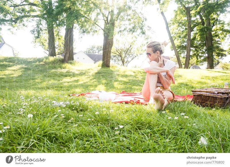 Park-ing Lifestyle Ferien & Urlaub & Reisen Sommer feminin Junge Frau Jugendliche Erwachsene Fuß 1 Mensch 18-30 Jahre 30-45 Jahre Sonnenlicht Frühling Baum Gras