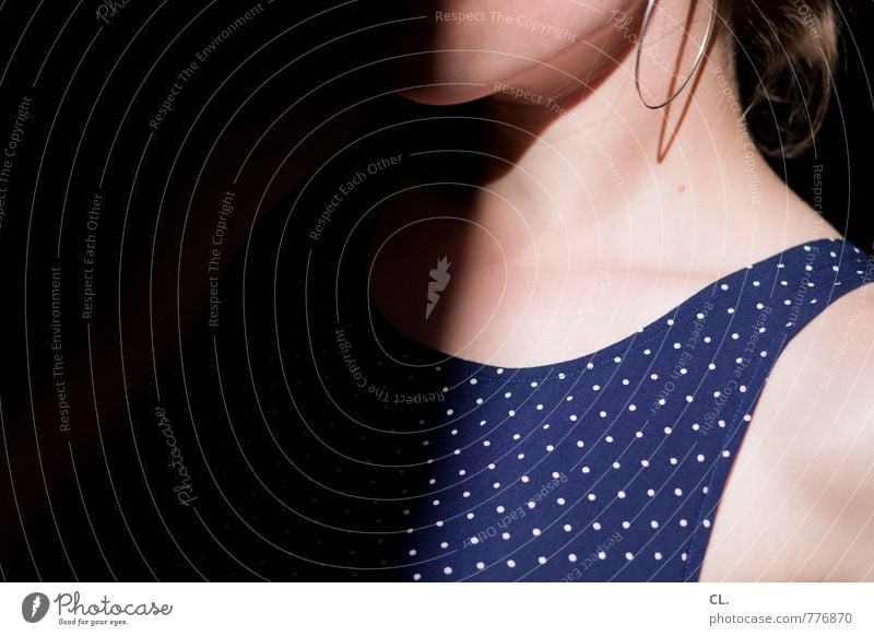 sommer Mensch feminin Junge Frau Jugendliche Erwachsene Haut Kleid Accessoire Ohrringe schön einzigartig dünn blau gepunktet Schattendasein Schattenspiel anonym