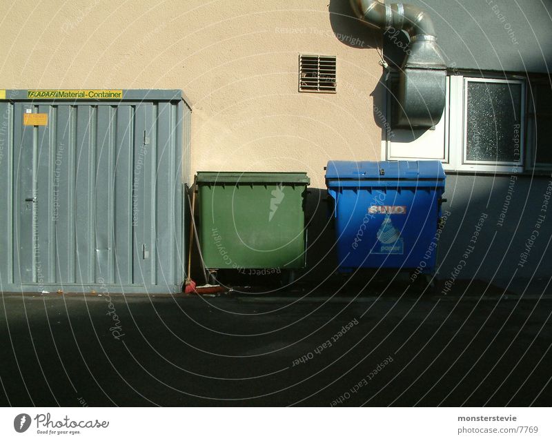 Entsorgung entsorgen Müll Abluft Belüftung Morgen Dinge Hinterhof Rückseite Papier Hausmüll Industrie Container