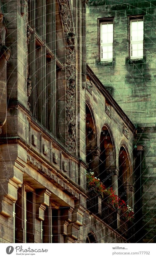 Die toten Augen von ... Rathaus historisch Haus Stadt Bauwerk Gebäude Architektur Fenster alt dunkel Gemäuer ehrwürdig Bogen altehrwürdig verfallen Chemnitz