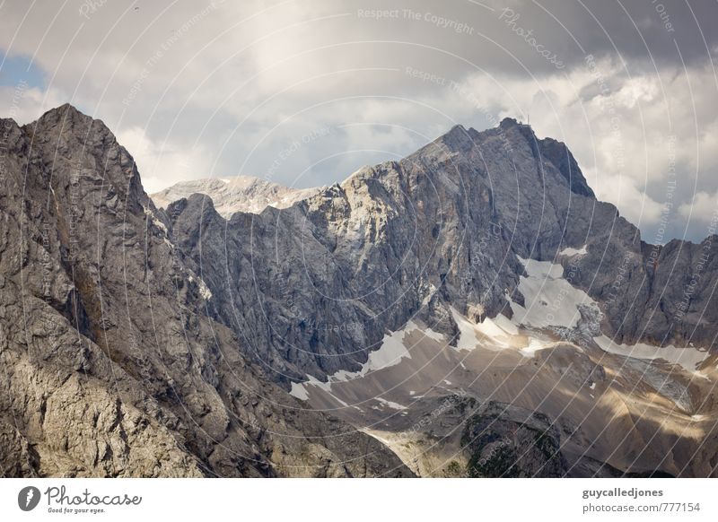 Zugspitze Umwelt Natur Landschaft Himmel Wolken Sommer Herbst Felsen Alpen Berge u. Gebirge Gipfel Gletscher wandern Abenteuer Bewegung entdecken Erholung