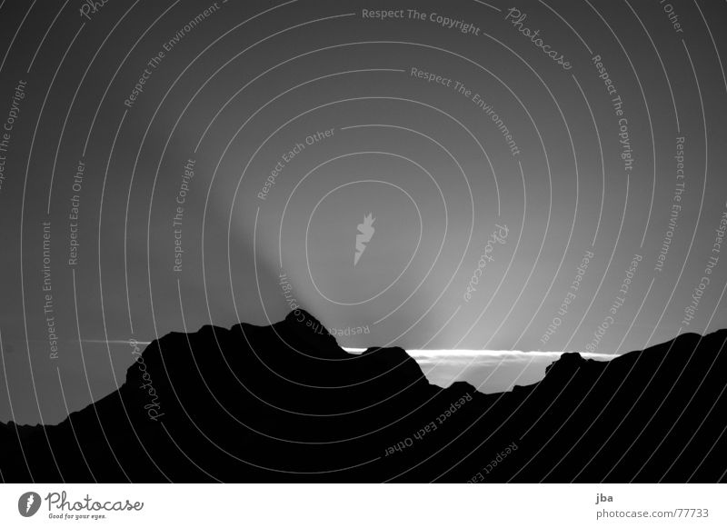 Sonnenaufgang vom Gerihorn Wolken Jungfrauregion Kiental Morgen wandern schwarz weiß schön Bewegung Physik Treppe aufgehen Berge u. Gebirge Schwarzweißfoto