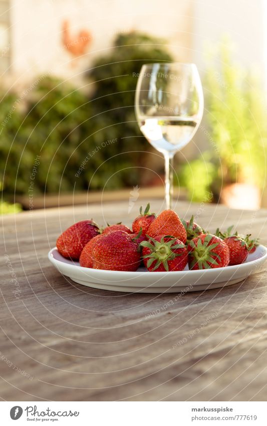 sekt mit erdbeeren - ein lizenzfreies Stock Foto von Photocase