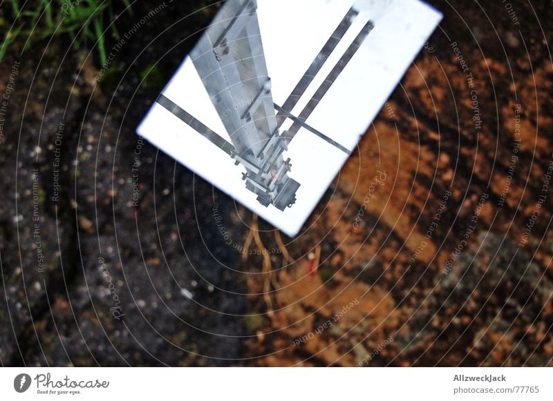 Spiegelbild Asphalt ausgemustert Außenaufnahme Müll wegwerfen Stahl Elektrizität Strommast Kabel Himmel Bodenbelag keine pfützenspiegelei Bild