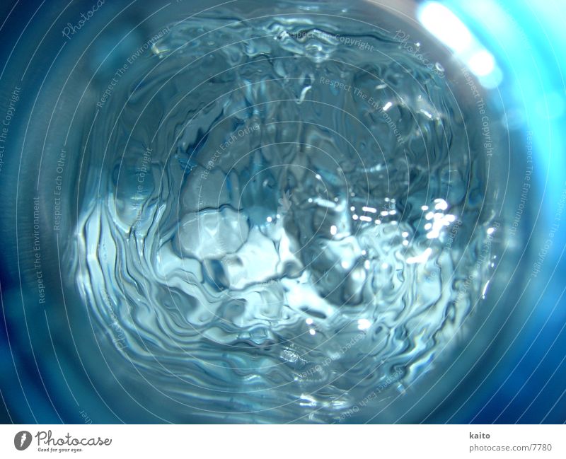The Blue Element Wellen trinken Makroaufnahme Nahaufnahme Wasser blau Flasche