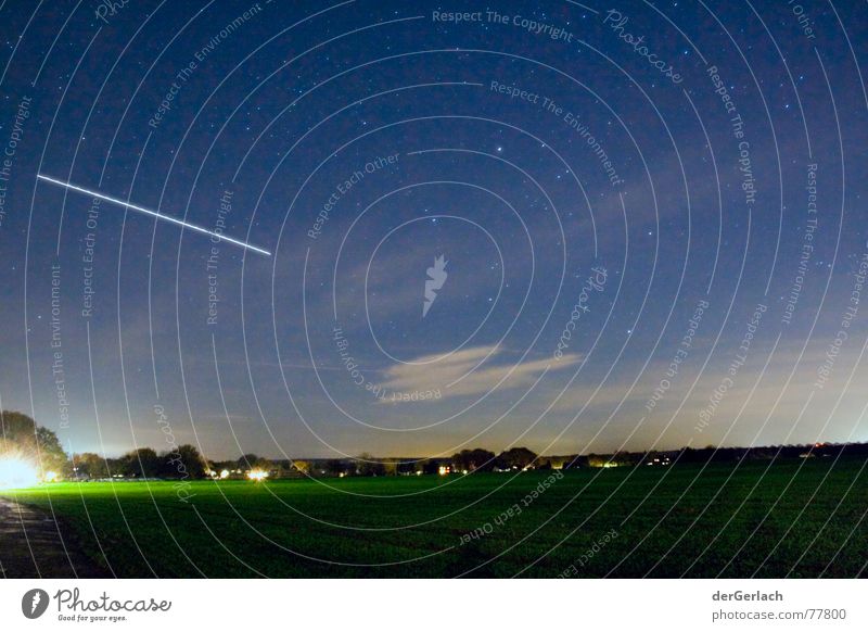 Sternschnuppen Fake Speckhorn mehrfarbig Wolken geschmeidig Feld glänzend glühend Lichtspiel Außenaufnahme Langzeitbelichtung Landschaft Stativ Nacht grün