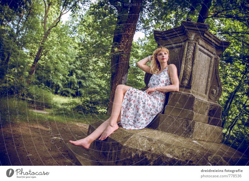 ... und immer noch im Park schön Wohlgefühl Zufriedenheit Erholung feminin Junge Frau Jugendliche Natur Schönes Wetter Baum Kleid blond Blick sitzen träumen