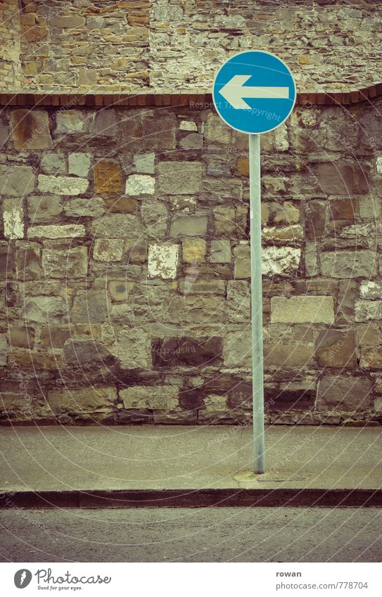 einweg Verkehr Straße Verkehrszeichen Verkehrsschild blau Pfeil Hinweisschild Einbahnstraße Richtung richtungweisend Verkehrsregel abbiegen Anweisung Farbfoto