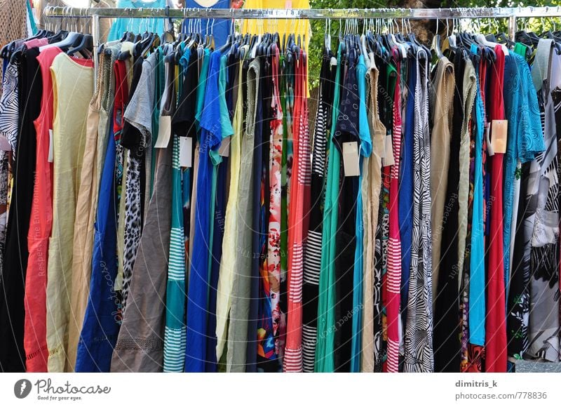 Kleidung zum Verkauf auf dem Straßenmarkt kaufen Stil Sommer feminin Menschengruppe Mode Bekleidung T-Shirt Kitsch Farbe Kleiderbügel lässig Frauen Röcke Sale