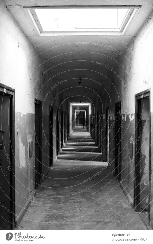 Ostflügel Konzentrationslager Krieg Massenmord falsch schwarz Licht beklemmend gefangen Deutschland historisch verfallen Schwarzweißfoto Justizvollzugsanstalt