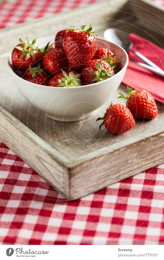 Erdbeerig #2 Lebensmittel Frucht Erdbeeren Ernährung Schalen & Schüsseln Löffel frisch Gesundheit lecker braun rot genießen Tischwäsche kariert Holztablett