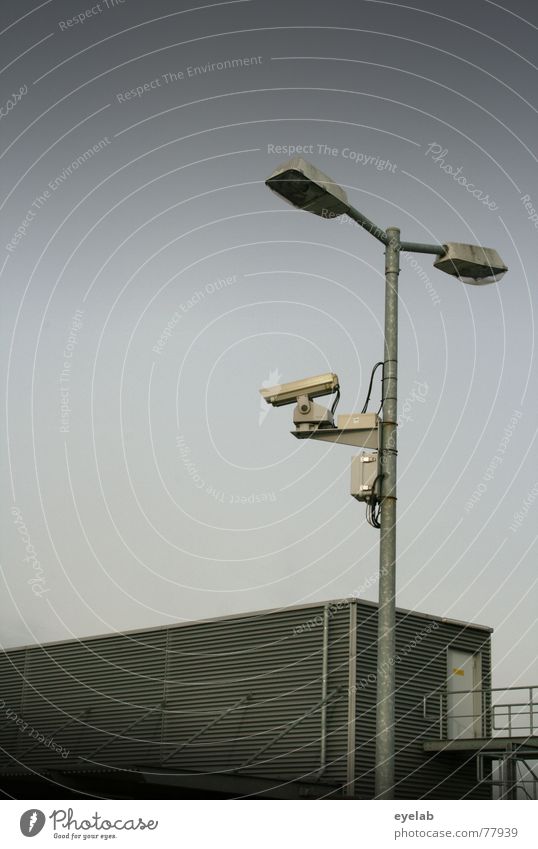 Biometrische Kundensuche Himmel Licht grau Gebäude Blech beobachten Überwachung Lampe Herbst Wolken Fenster Parkplatz parken Verkehr Fotografie Hoffnung