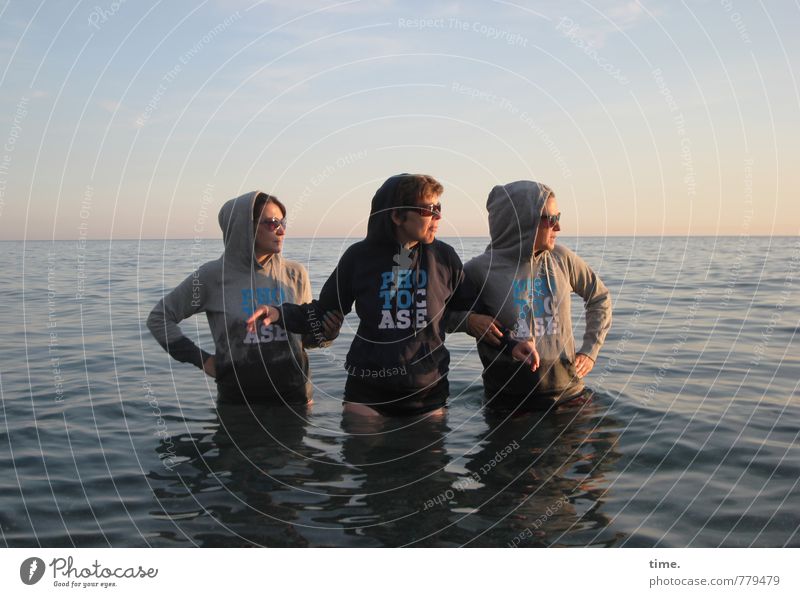 schöner baden gehen mit photocase Mensch feminin 3 Umwelt Wasser Schönes Wetter Wellen Küste Meer Mittelmeer T-Shirt Sonnenbrille Schwimmen & Baden stehen