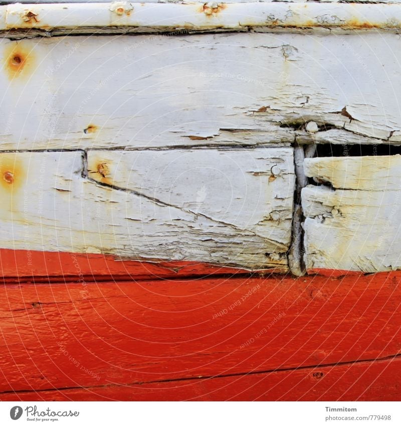 Zeitzeichen. Schifffahrt Fischerboot Wasserfahrzeug Holz Metall ästhetisch kaputt grau Gefühle Verfall Rost Schiffsplanken Spalte Nagel rotbraun ausgemustert