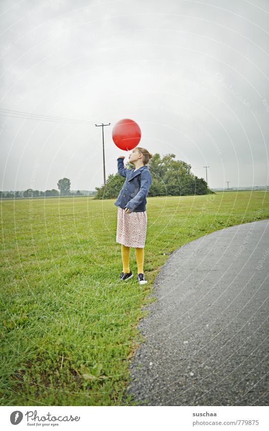 kind mit rotem ballon II Kind Mädchen Kindheit 8-13 Jahre Umwelt Natur Landschaft Himmel Frühling Sommer Gras Luftballon frei retro Wege & Pfade Außenaufnahme