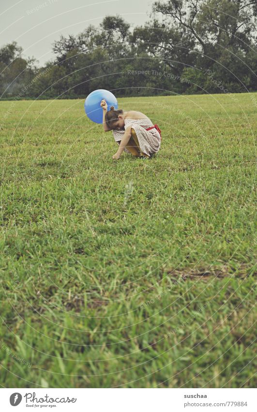 ballonhalterin III feminin Kind Mädchen Kindheit 1 Mensch 8-13 Jahre Umwelt Natur Sommer Gras Sträucher Feld Luftballon hocken grün Freiheit Freizeit & Hobby
