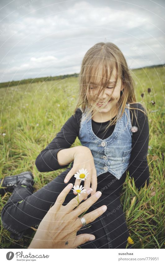 blumenkinder . Kind Mädchen Außenaufnahme Natur Erholung Spielen Freizeit & Hobby Zeitvertreib Wiese Frühling Himmel Horizont Gras Gänseblümchen Hand Finger