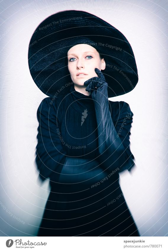 Franziska schön Mensch feminin Junge Frau Jugendliche Erwachsene 1 18-30 Jahre Mode Bekleidung Kleid Handschuhe Hut berühren ästhetisch außergewöhnlich elegant