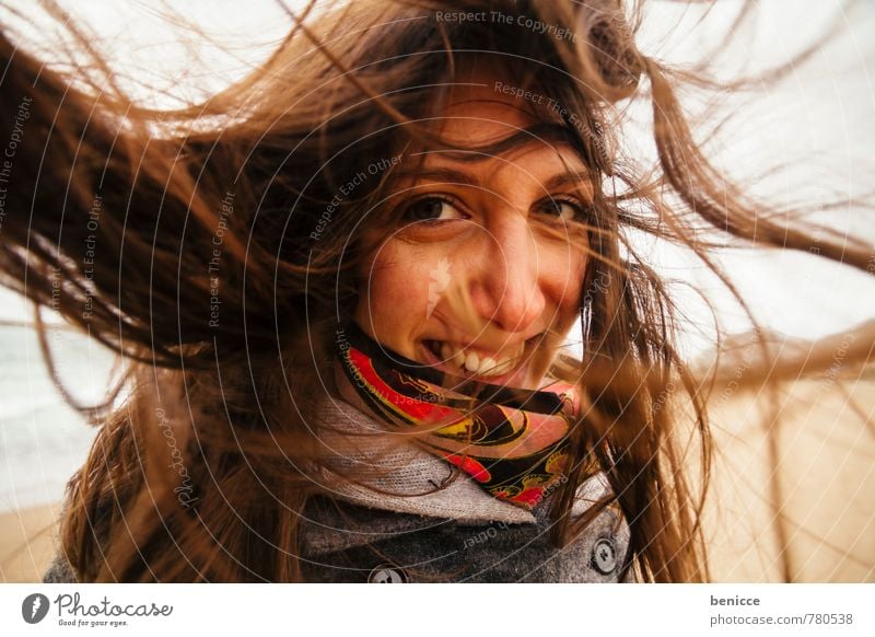 Frau mit Wind im Haar am Strand Mensch Haare & Frisuren verweht Schal Lächeln Blick in die Kamera Winter Herbst grinsen Nahaufnahme Porträt Fröhlichkeit