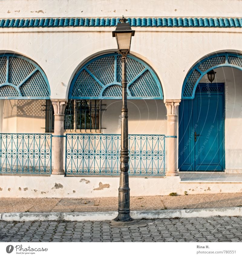 Mittige Laterne Sidi Bou Said Tunesien Haus Mauer Wand Fenster Tür Straße blau weiß Straßenlaterne Bürgersteig Veranda Schmiedeeisen Pflastersteine verfallen