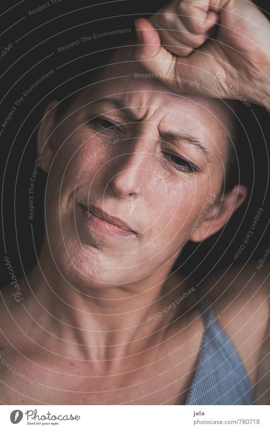 schmerz Mensch feminin Frau Erwachsene Gesicht Hand 1 30-45 Jahre ästhetisch authentisch Sorge Schmerz Kopfschmerzen Migräne Farbfoto Innenaufnahme Tag Porträt