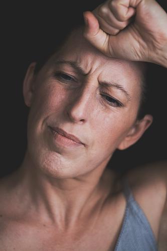 schmerz Mensch feminin Frau Erwachsene Gesicht Hand 1 30-45 Jahre ästhetisch authentisch Sorge Schmerz Kopfschmerzen Migräne Farbfoto Innenaufnahme Tag Porträt