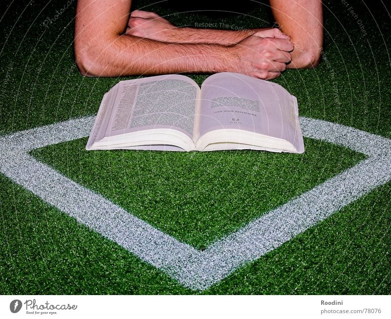 Alles eine Frage der Taktik Buch lesen lernen Bibliothek Aufgabe Papier Kontrolle Studium Verlag Spielfeld Fußballplatz Fan Trainer Vorbereitung Gymnasium