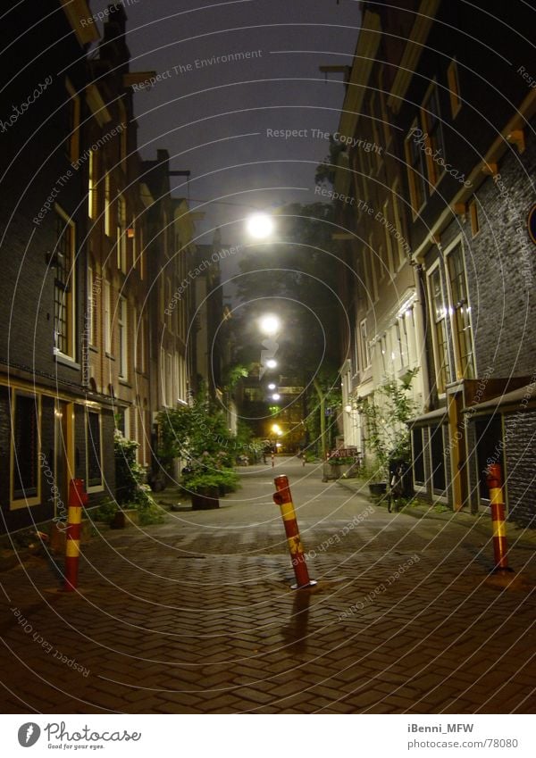 Amsterdam bei Nacht Gasse Niederlande Gracht Beleuchtung eng Erkenntnis grachtenhäuser